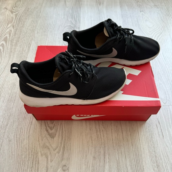 Nike Roshe One women’s black white running training shoe in box size 8 - Picture 4 of 7